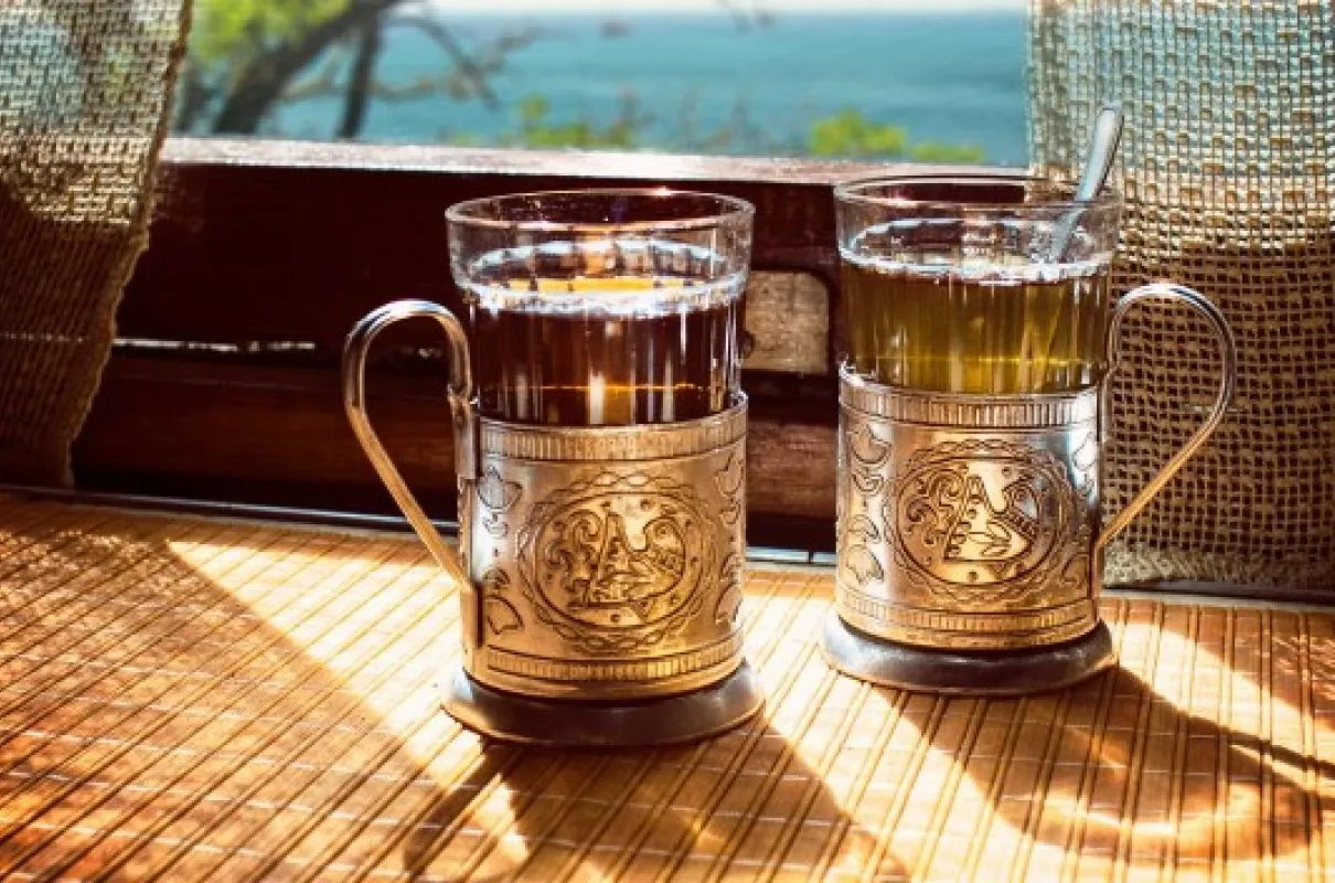 Dekoracje stołu PRL cerata kryształy szklanki w koszyczkach