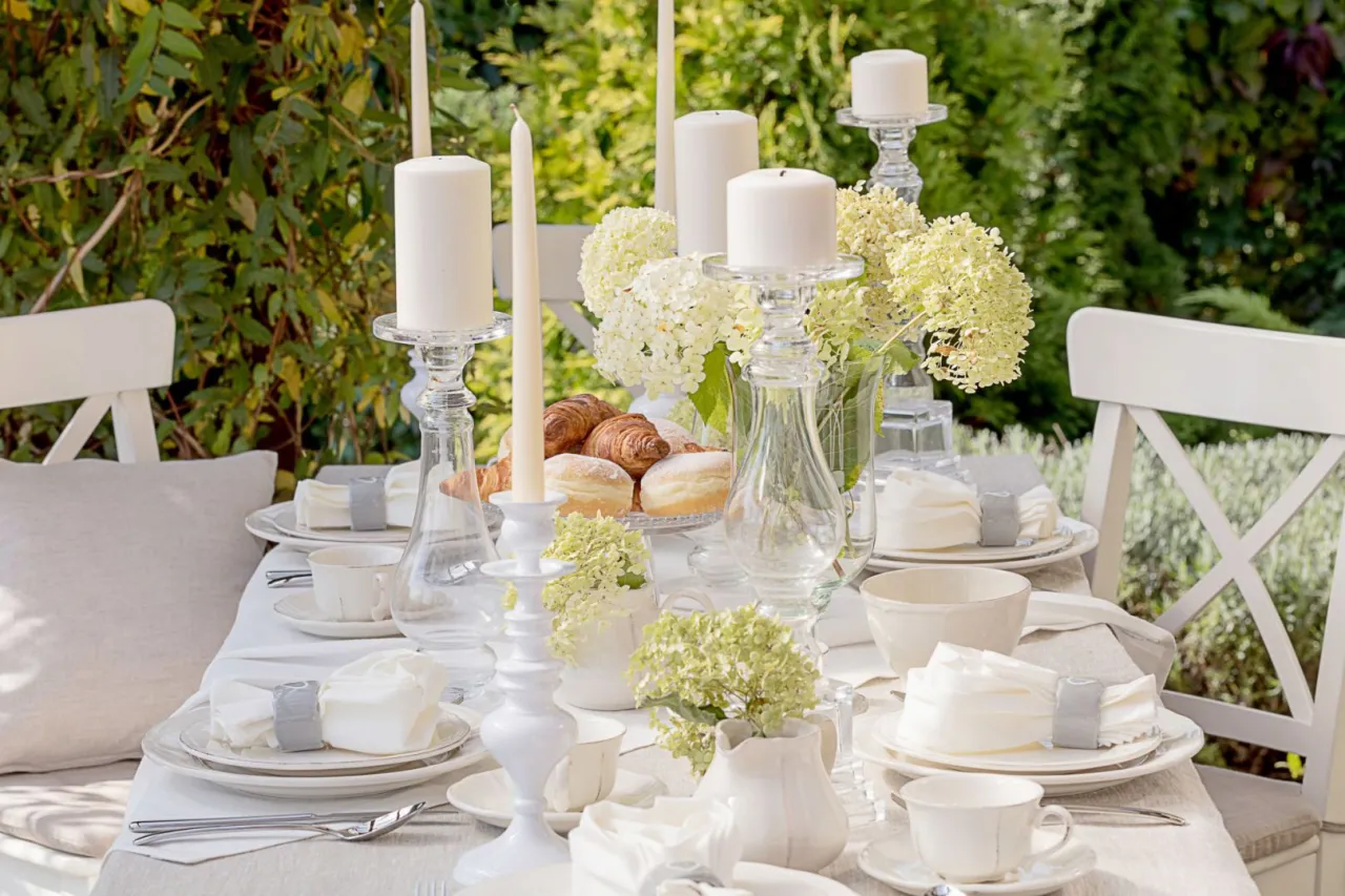 Rocznica Pierwszej Komunii Świętej rodzina przy stole