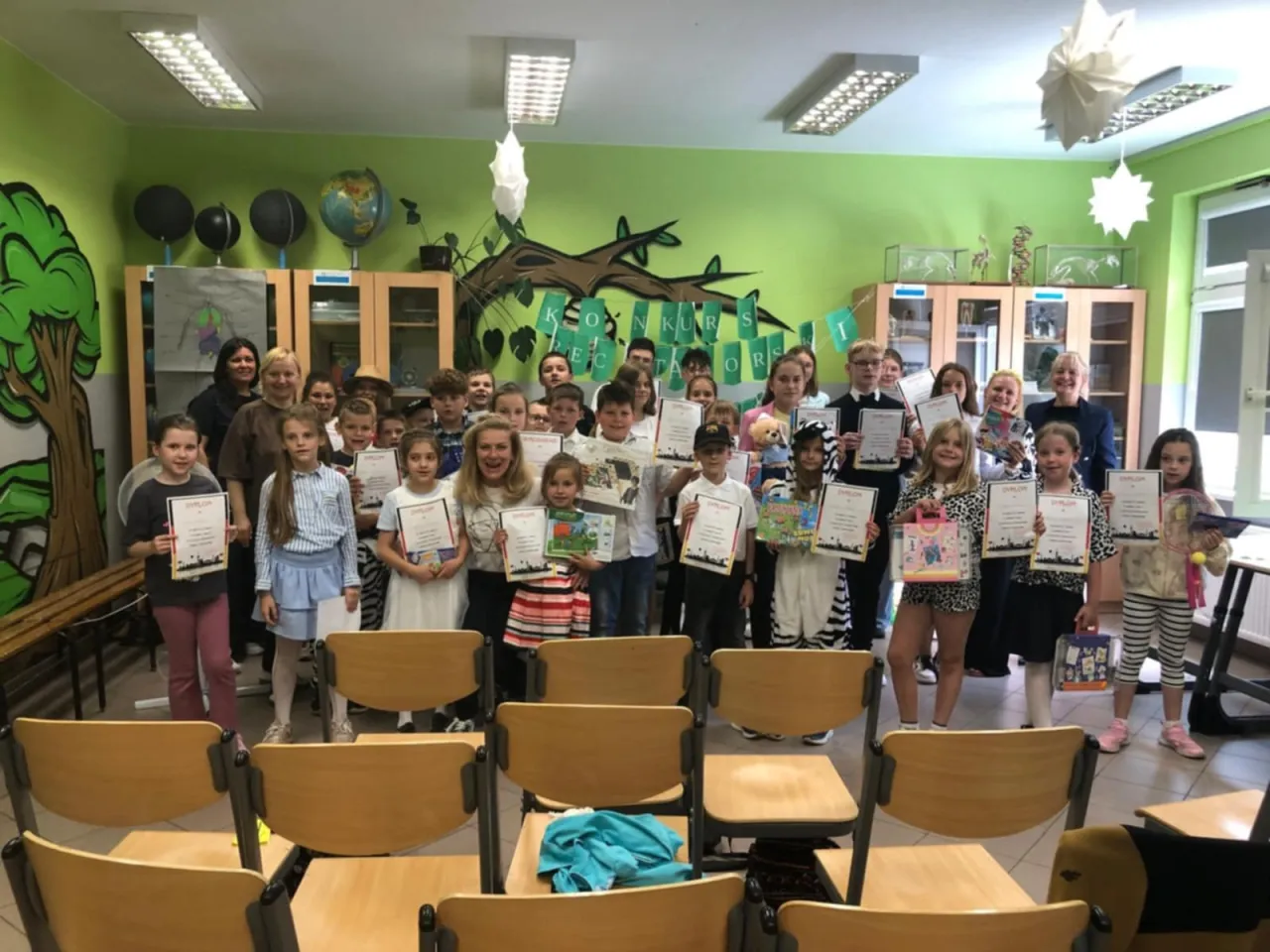 Symboliczna grafika przedstawiająca drugą szansę lub ratunek w szkole