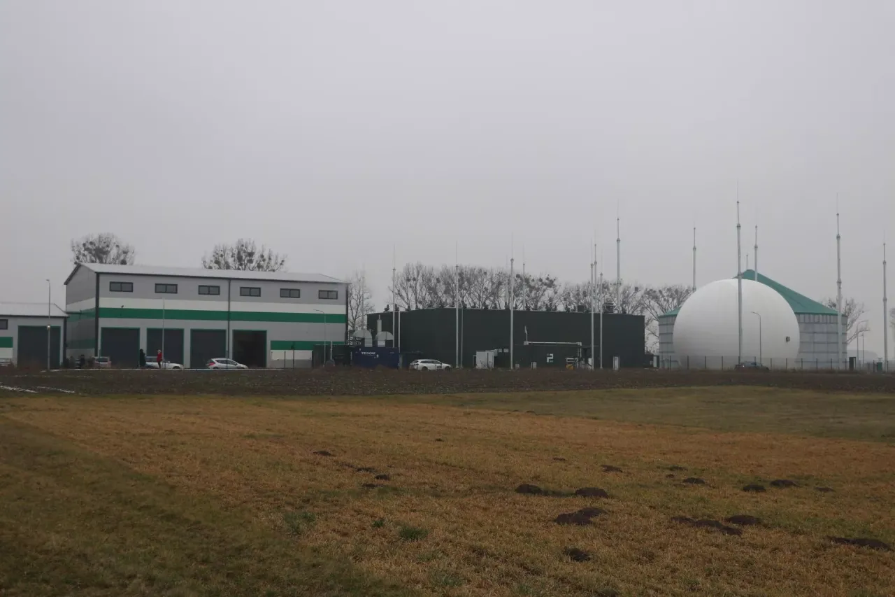 Nowoczesna biogazownia z wielką białą kopułą. Czy biogazownia śmierdzi? Zależy od technologii i zarządzania.