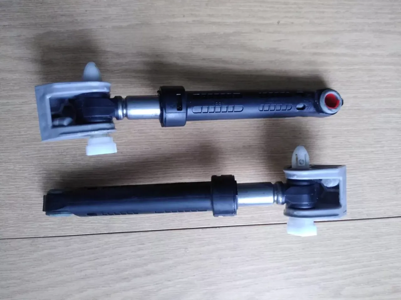 Narzędzia do wymiany amortyzator&oacute;w pralki i nowe amortyzatory