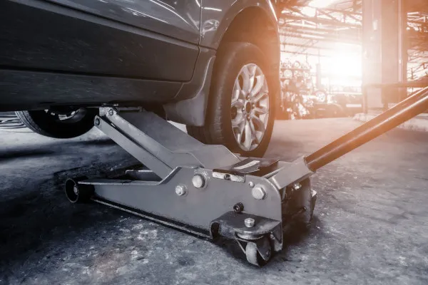 Zdjęcie Jak podnieść auto na lewarku bezpiecznie i uniknąć błędów