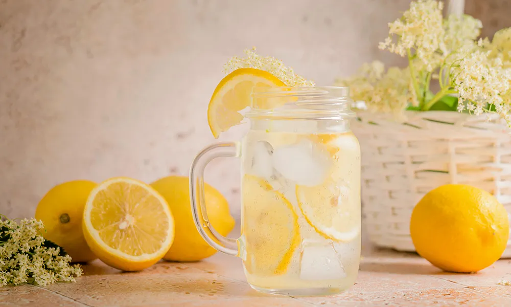 Zdjęcie Orzeźwiające drinki z syropem z kwiatu czarnego bzu na lato