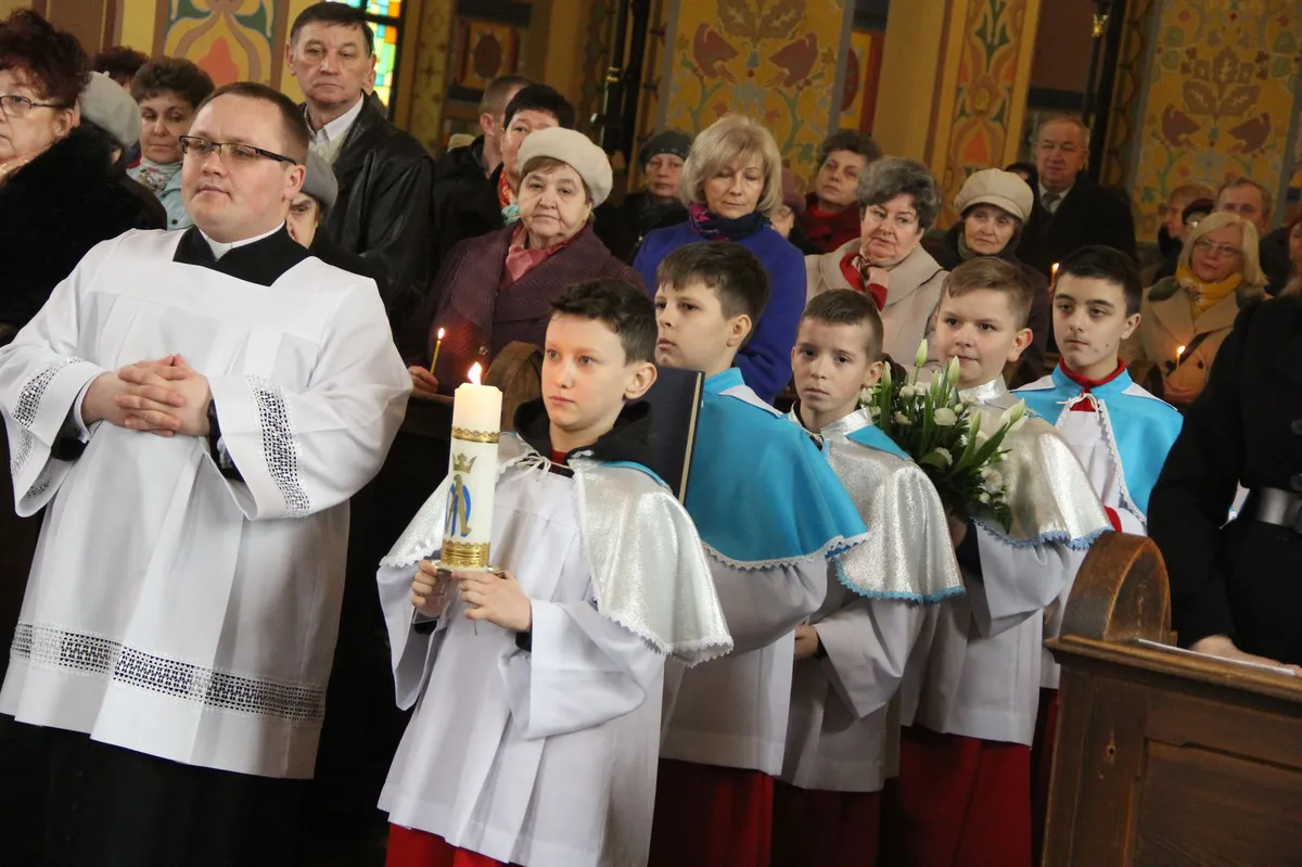 Zdjęcie Dary składane na ołtarzu i ich znaczenie w tradycji liturgicznej