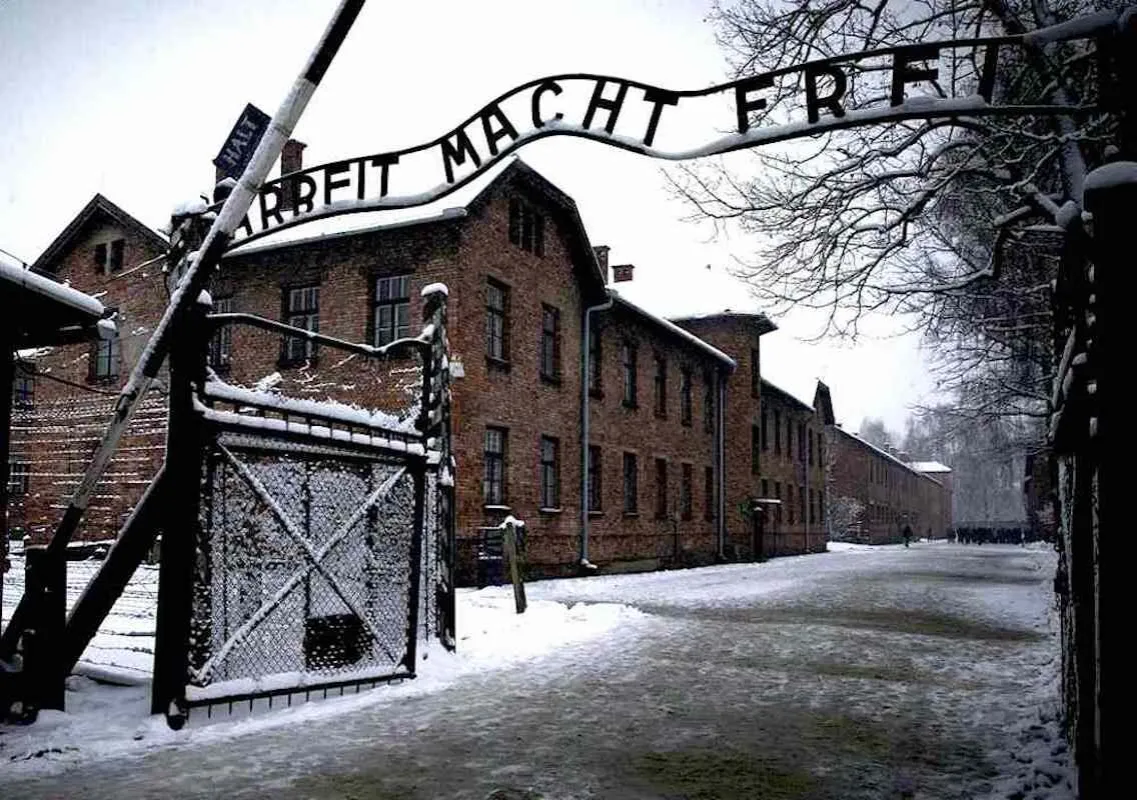 Zdjęcie Gdzie jest brama Auschwitz? Odkryj jej mroczną historię i lokalizację