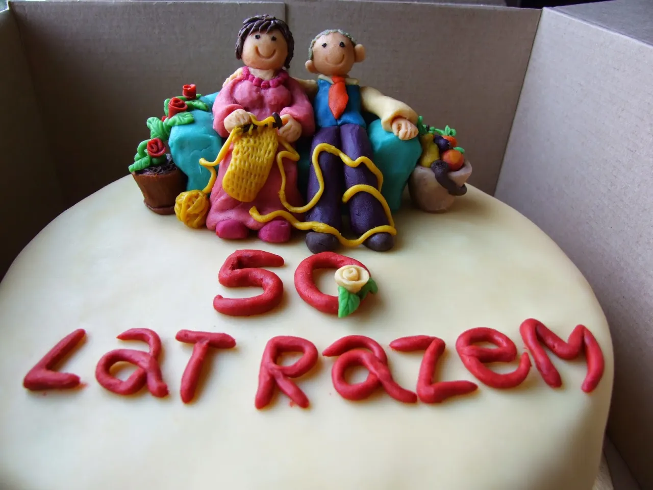 Zdjęcie Jak udekorować tort na 50 rocznicę ślubu, aby zachwycić gości?