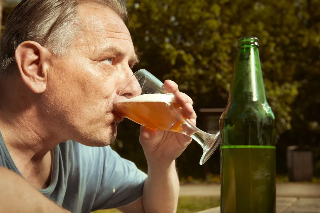 Zdjęcie Codzienne picie piwa a alkoholizm – kiedy to staje się problemem?