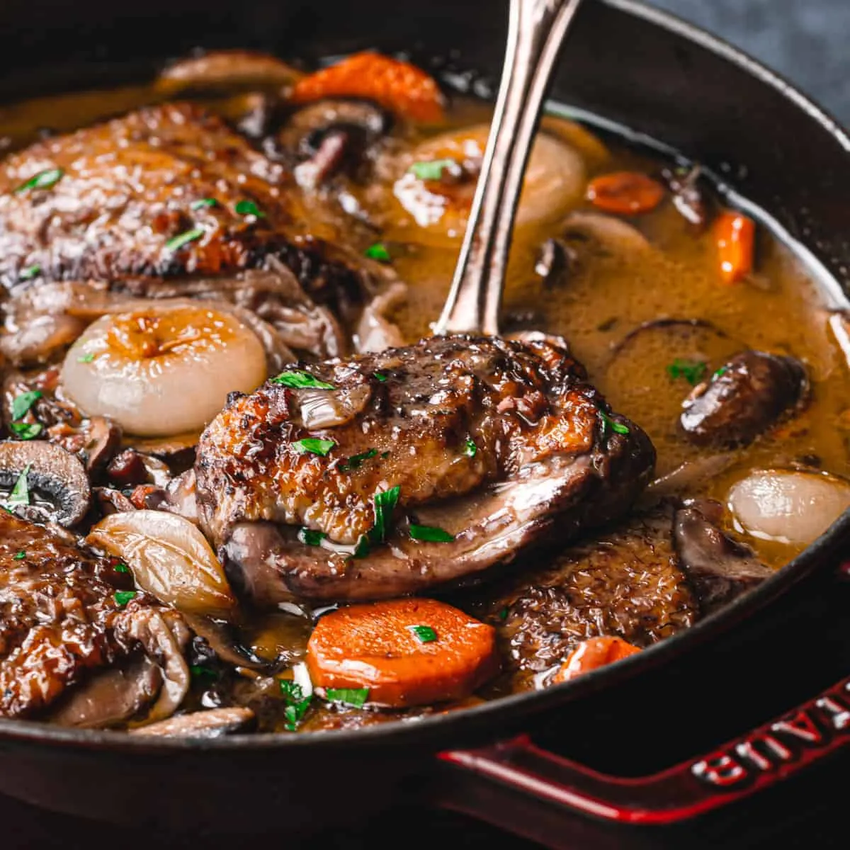 Zdjęcie Coq au Vin: Przepis na idealne duszone mięso, które zachwyci smakoszy