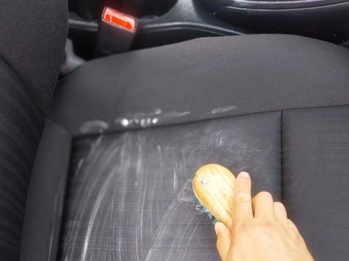 Zdjęcie Jak usunąć zacieki z wody na tapicerce samochodowej - skuteczne metody i porady