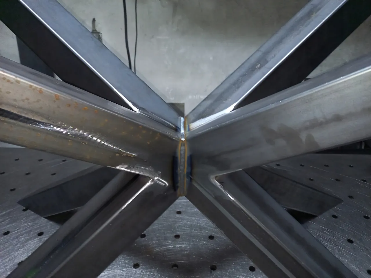 Zdjęcie Jak zrobić nogę do stołu pająk - krok po kroku z materiałami i wymiarami