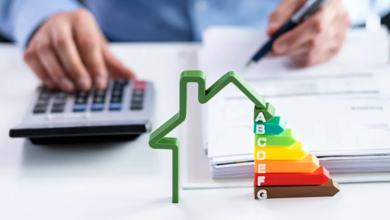 Zdjęcie Kto wydaje świadectwo energetyczne budynku? Sprawdź wymagania i kwalifikacje