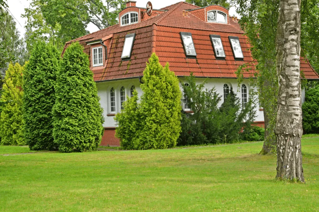 Zdjęcie Dach mansardowy: poznaj jego zalety, wady i zastosowania w architekturze