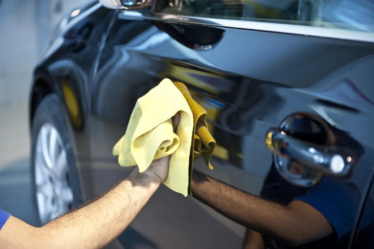 Zdjęcie Czym nakładać wosk na auto, aby uniknąć rys i uzyskać idealny połysk