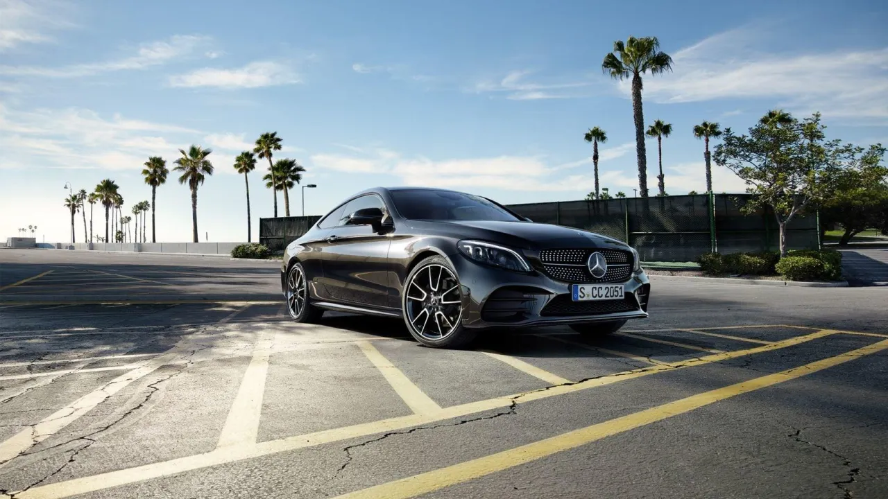 Zdjęcie Mercedes-Benz C 63 AMG – szczegółowe informacje, osiągi i porównania