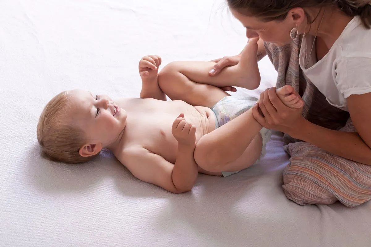 Zdjęcie Pampers pants – dlaczego plaster z tyłu jest kluczowy dla ochrony?