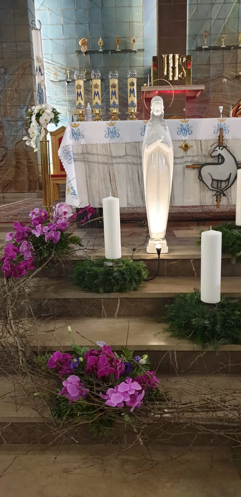 Zdjęcie Jak pięknie udekorować kościół na Adwent: praktyczne porady i symbolika