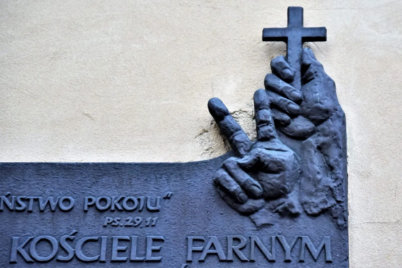 Zdjęcie Krzyż Pamięci Ofiar Stanu Wojennego: Symbol Walki o Wolność