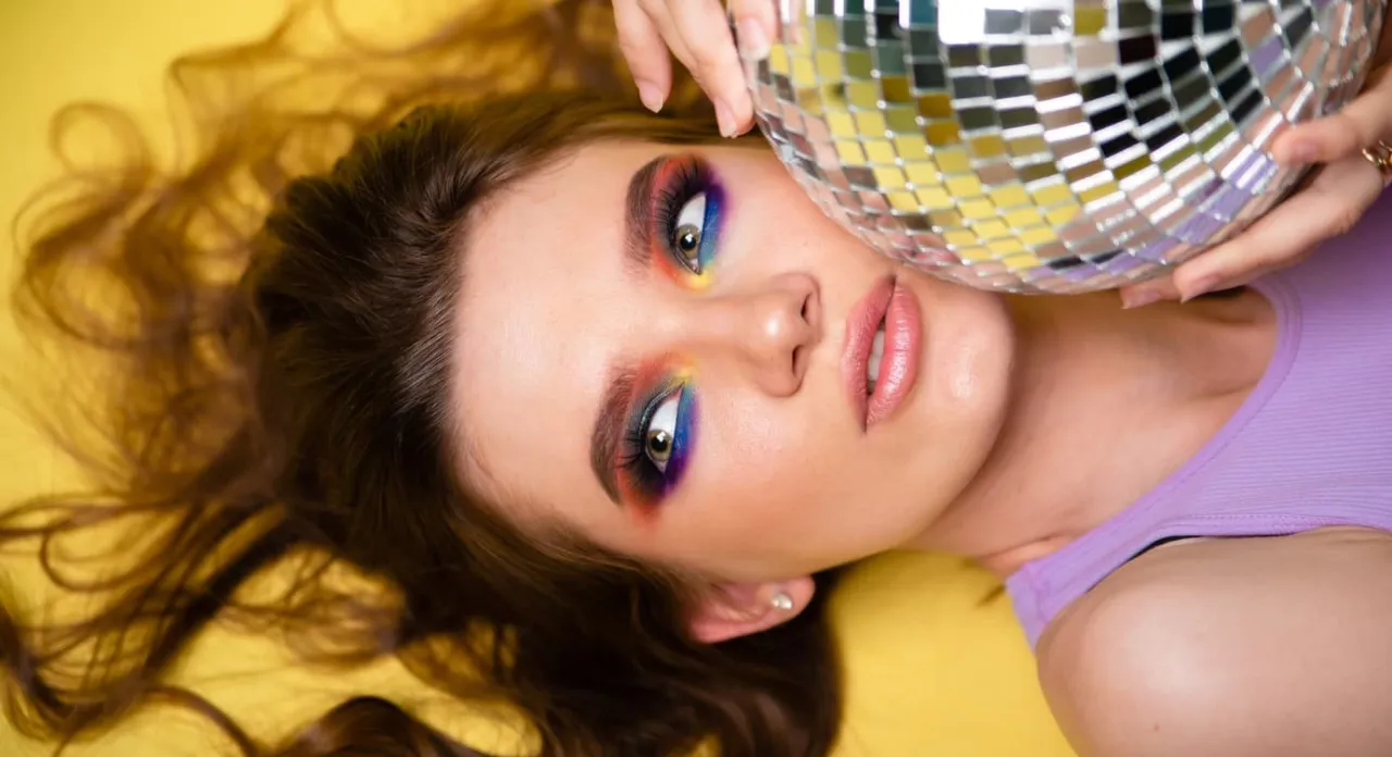 Zdjęcie Lata 90. na imprezie: Stylizacje, dodatki i makijaż - poradnik