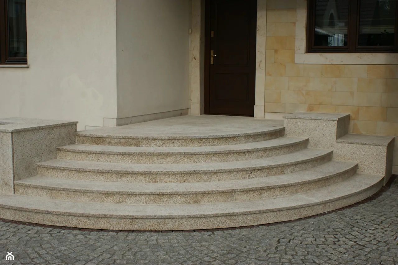 Zdjęcie Czym wykończyć schody zewnętrzne półokrągłe? Najlepsze materiały i porady