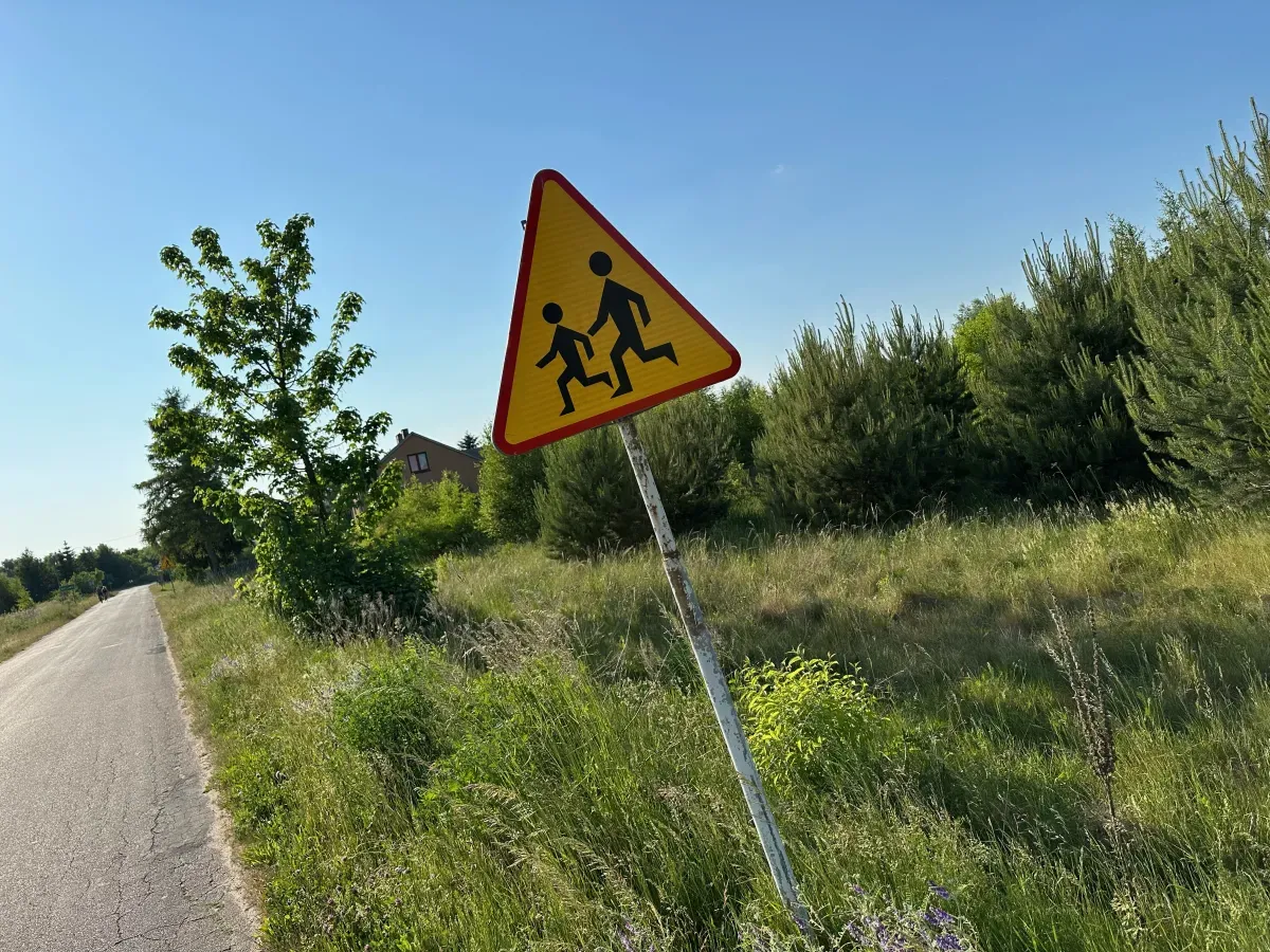 Zdjęcie Znak C 17: Co oznacza i gdzie jest stosowany w praktyce?