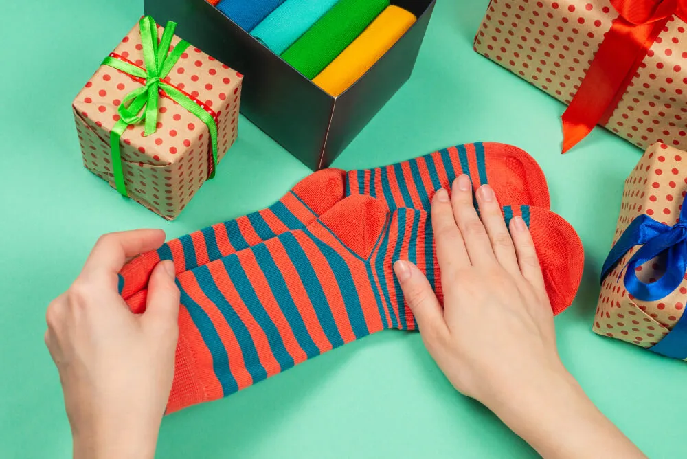 Zdjęcie Jak zapakować skarpetki na prezent - kreatywne pomysły, które zachwycą