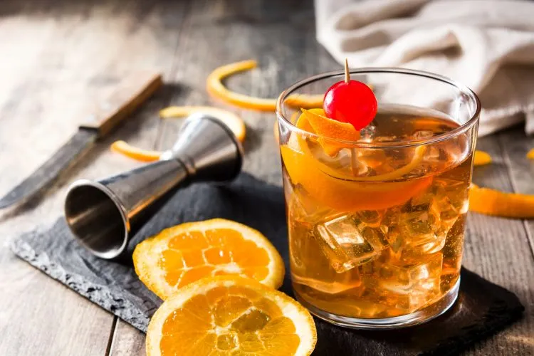 Zdjęcie Pyszne drinki z whisky i sokiem pomarańczowym, które musisz spróbować
