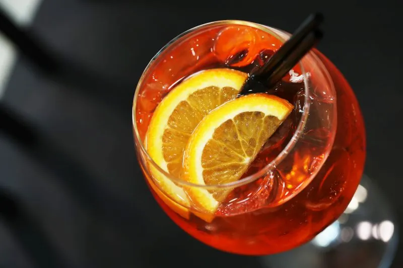 Zdjęcie Jak pić aperol? Z czym łączyć ten włoski likier, by mieć idealny smak?