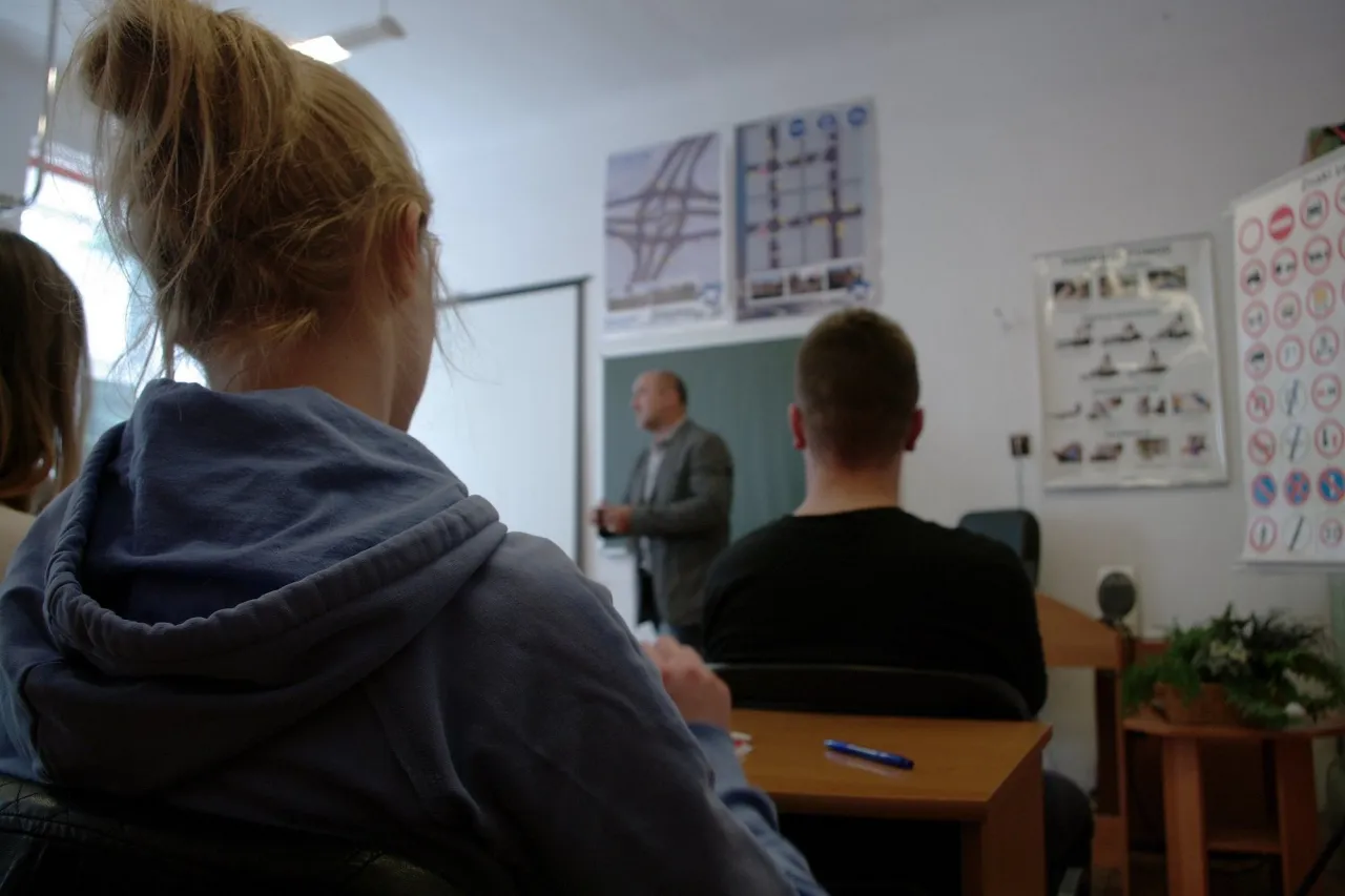 Zdjęcie Ile wcześniej można zacząć prawo jazdy? Odkryj ważne zasady!