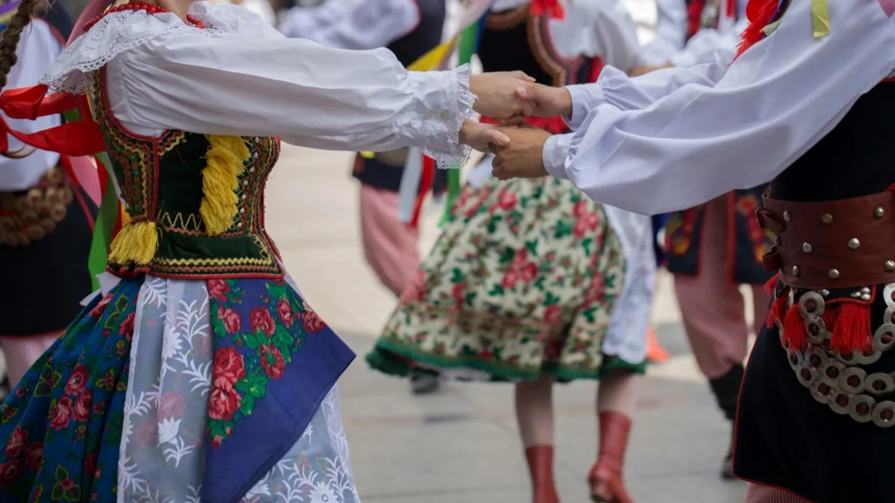 Zdjęcie Jakie są tańce narodowe - odkryj ich bogactwo i znaczenie w Polsce