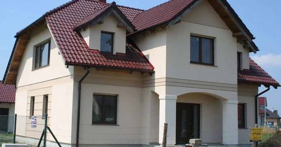 Zdjęcie Kasztanowy dach jaka elewacja – idealne kolory i style dla Twojego domu