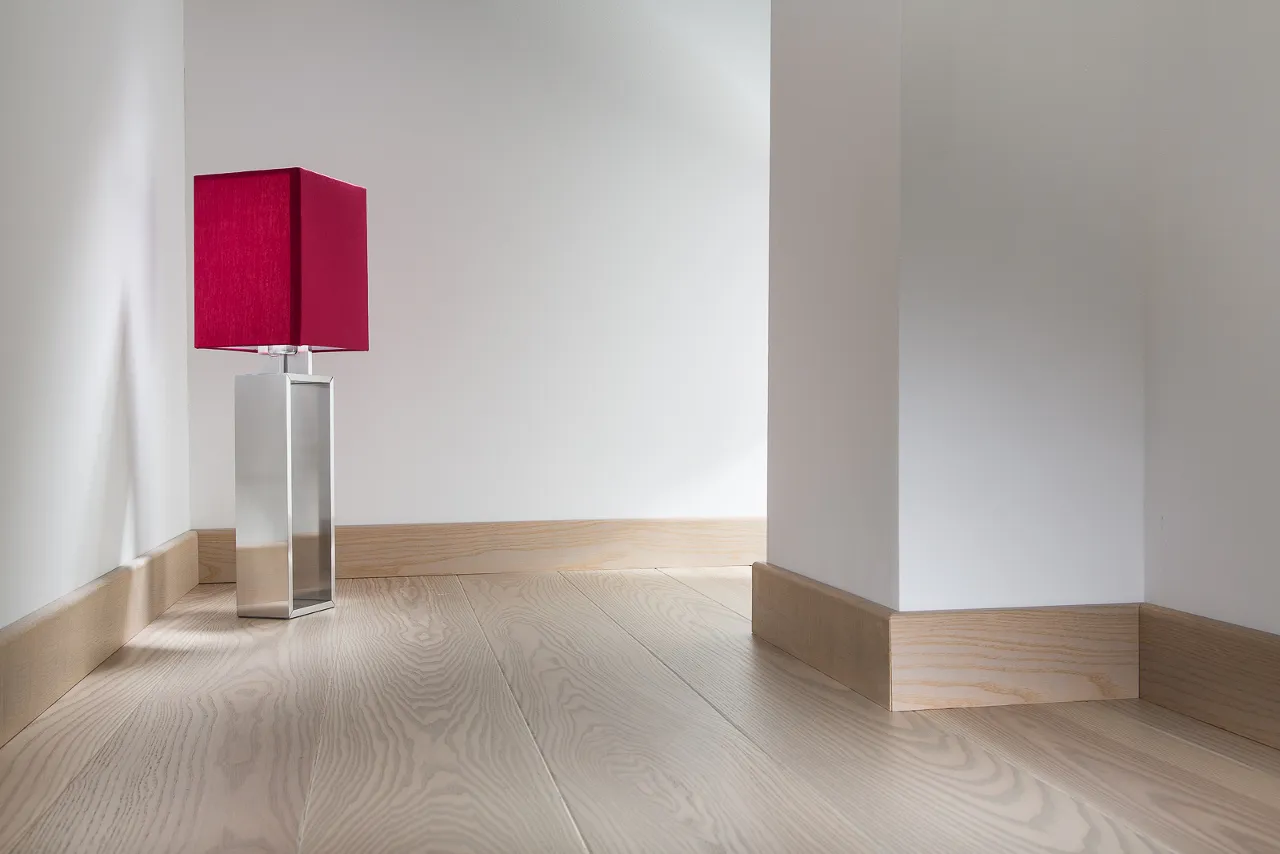 Wysokie listwy przypodłogowe w nowoczesnym wnętrzu