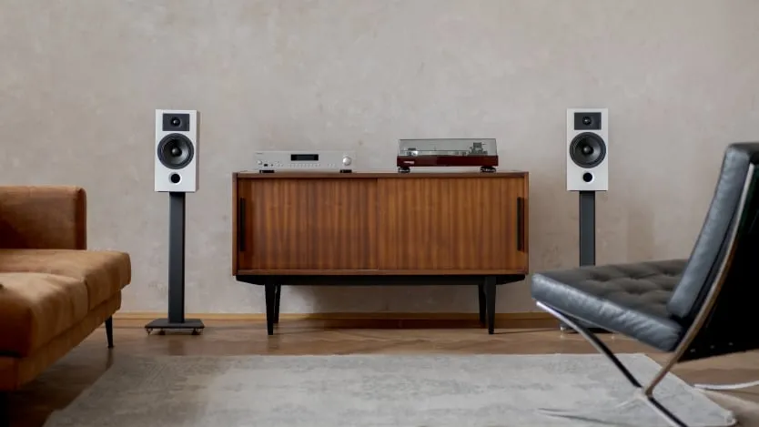 kolumny podłogowe kontra głośniki podstawkowe