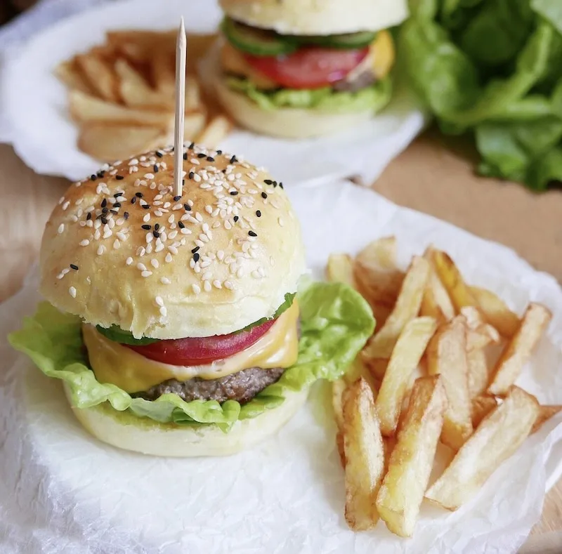 burger wołowy z sosem, burger drobiowy z sosem, burger wege z sosem