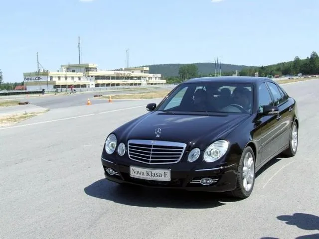 Mercedes W211 na tle miasta
