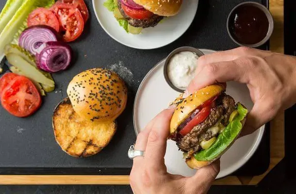 różne kawałki wołowiny na burgery