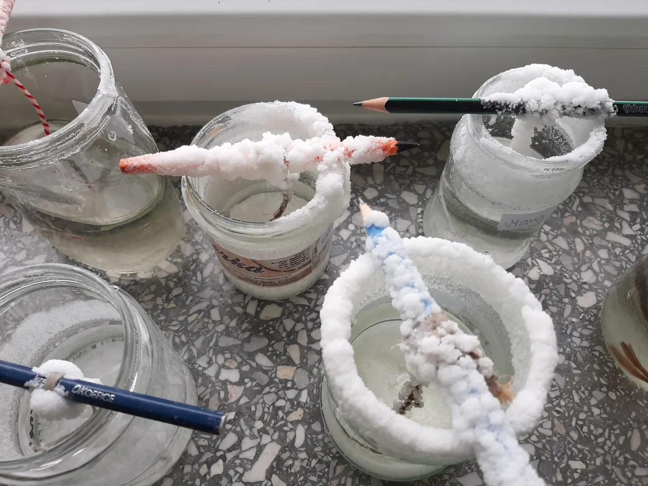 wyhodowane kryształy soli na sznurku