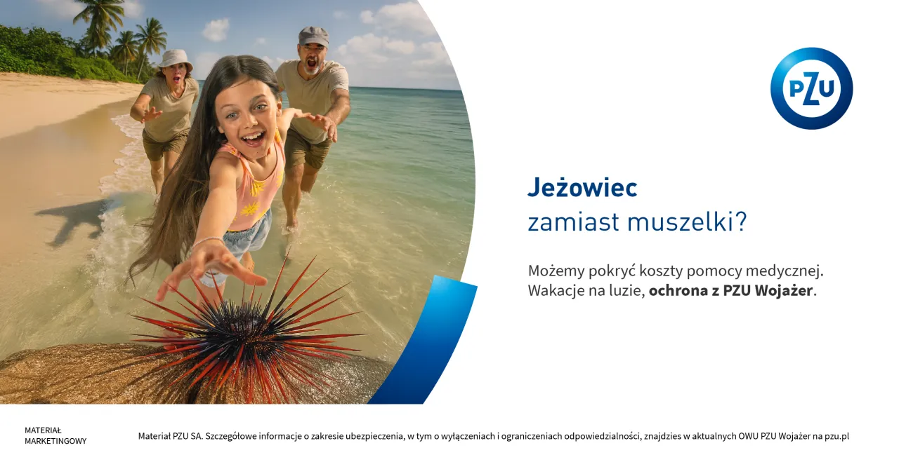 Rodzina na plaży goni jeżowca. PZU Wojażer chroni przed niespodziankami, nawet podczas uprawiania sport&oacute;w wysokiego ryzyka.