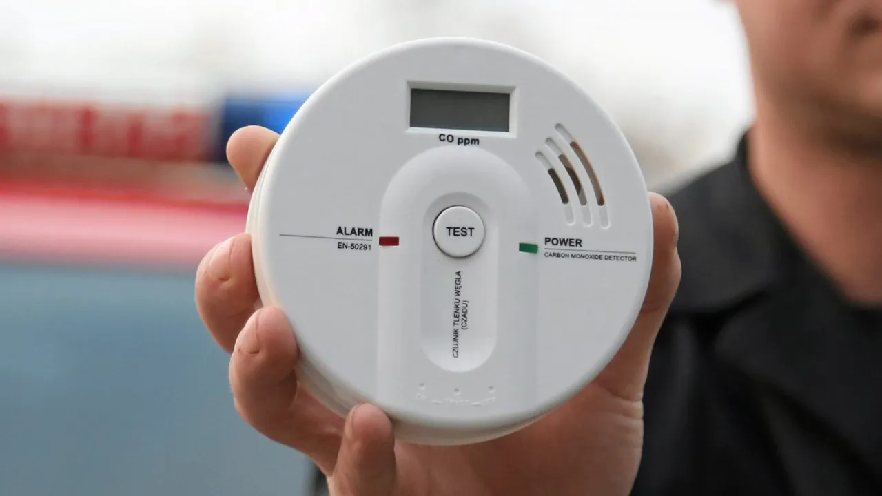 Czujnik czadu piszczy? Natychmiast otw&oacute;rz okna i wyjdź na zewnątrz. Sprawdź, czy urządzenie jest sprawne.