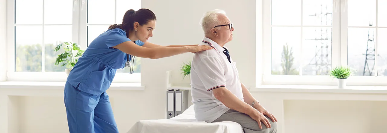 Pielęgniarka masuje ramiona starszego mężczyzny. Czy psychiatra może wystawić skierowanie do sanatorium?