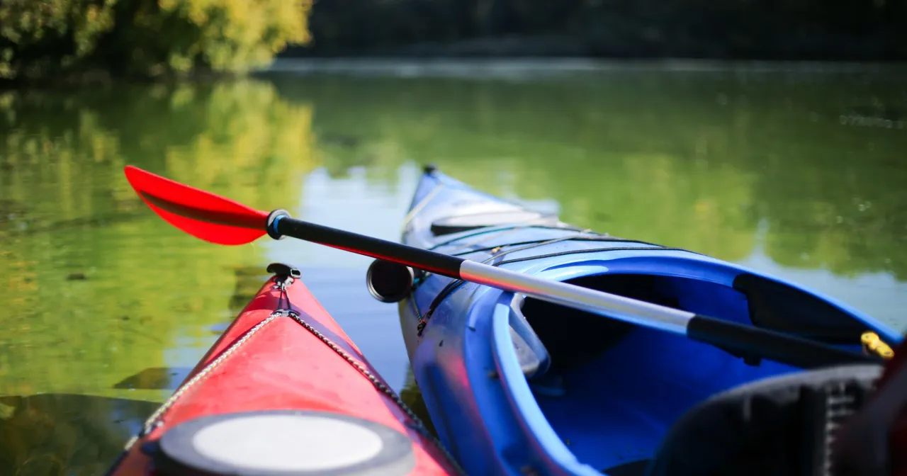kajakarz na spokojnej wodzie, pomiar prędkości kajaka