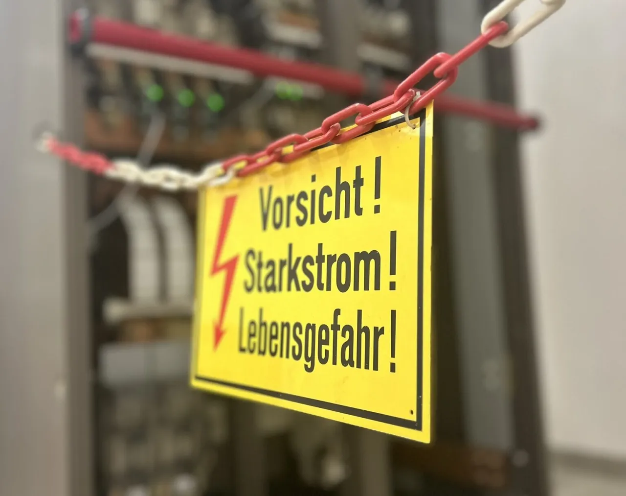 Elektryk pracuje bezpiecznie przy wyłączonym napięciu