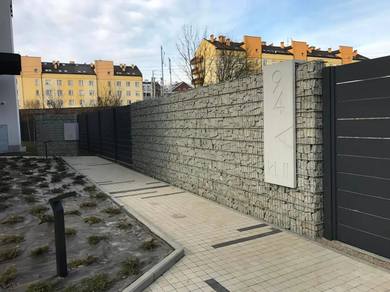 Ogrodzenie gabionowe z drewnem