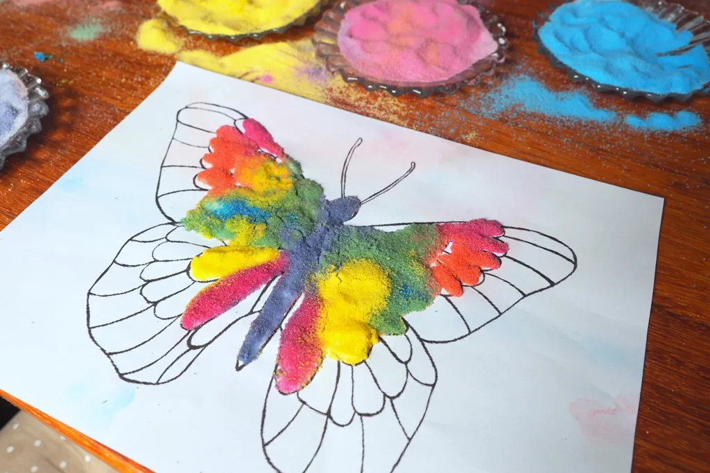 prace plastyczne dla najmłodszych dzieci malowanie palcami masa solna