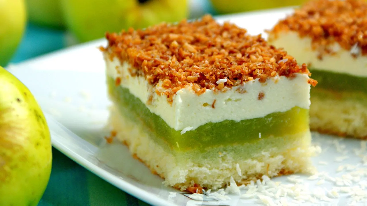 Szarlotka z nadzieniem jabłkowym zagęszczonym galaretką