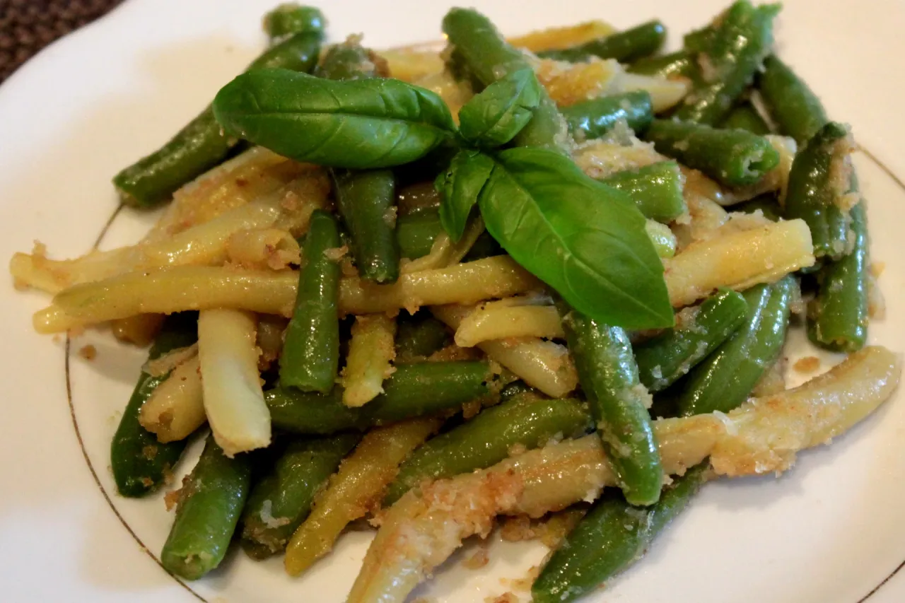 Fasolka szparagowa mrożona jak przyrządzić? Oto pyszny sposób: podsmażona z czosnkiem i bazylią.