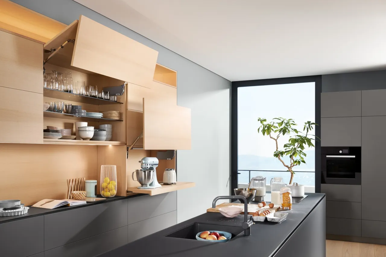 Mała kuchnia z zabudową do sufitu i relingami