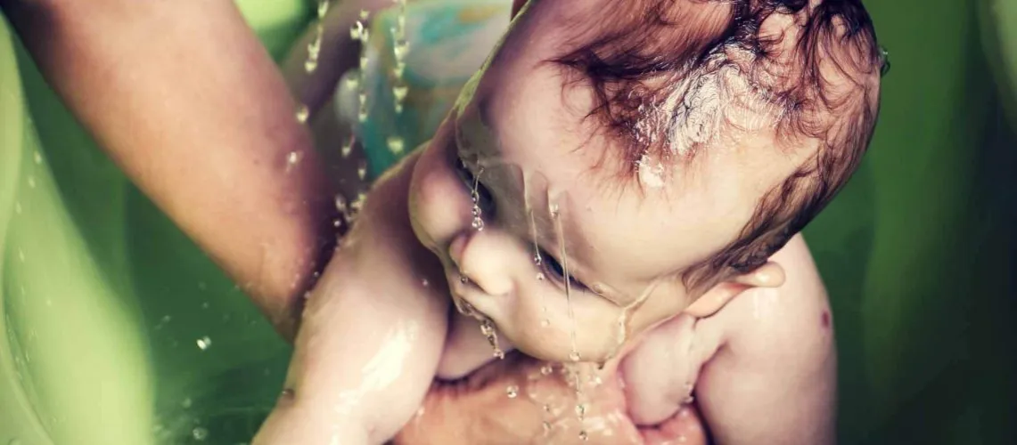 Dziecko oswajające się z wodą w wannie