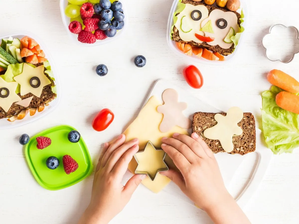 Dzieci tworzą zabawne kanapki z serka i warzyw. Przepisy na zdrowe kanapki dla dzieci, kt&oacute;re zachęcą do jedzenia.