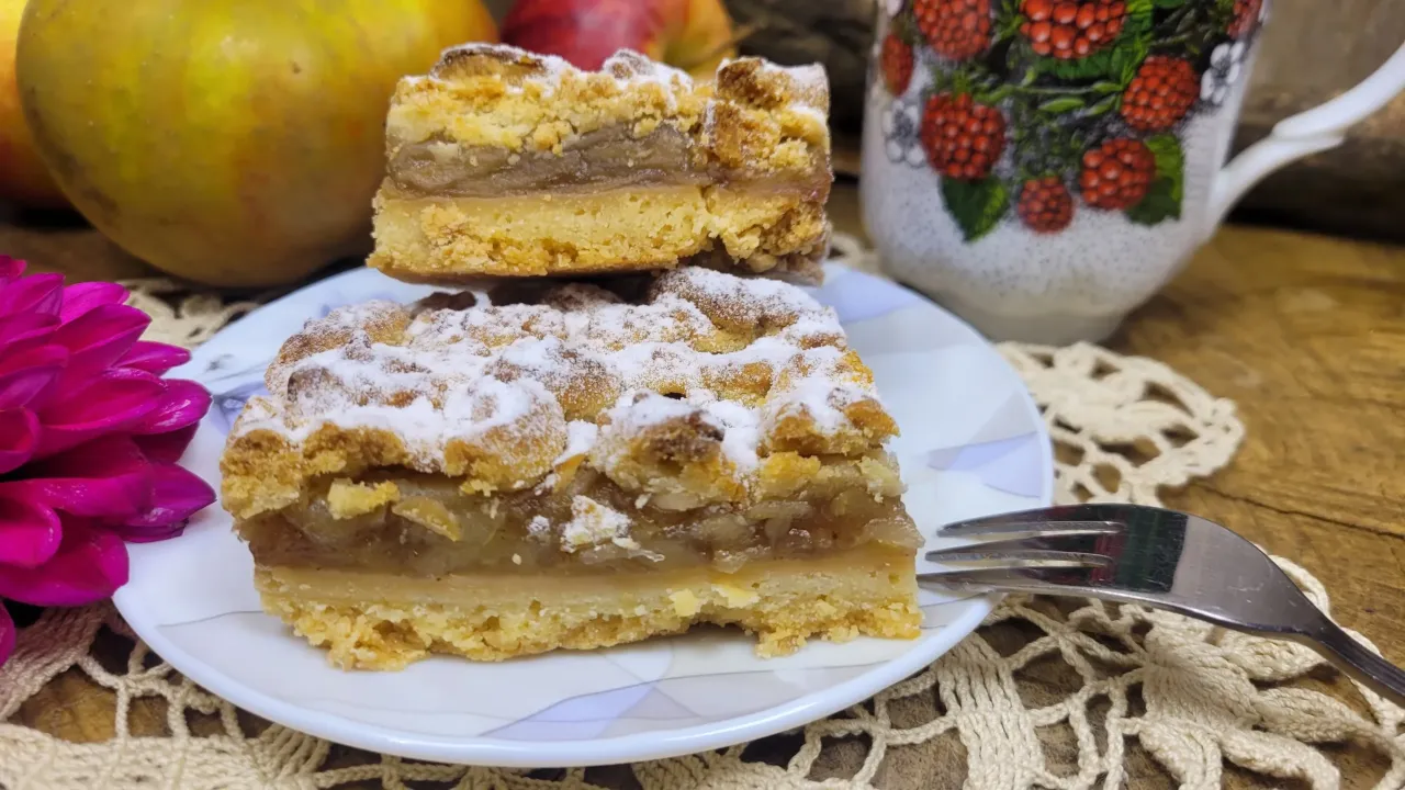 domowa szarlotka kawałek na talerzu