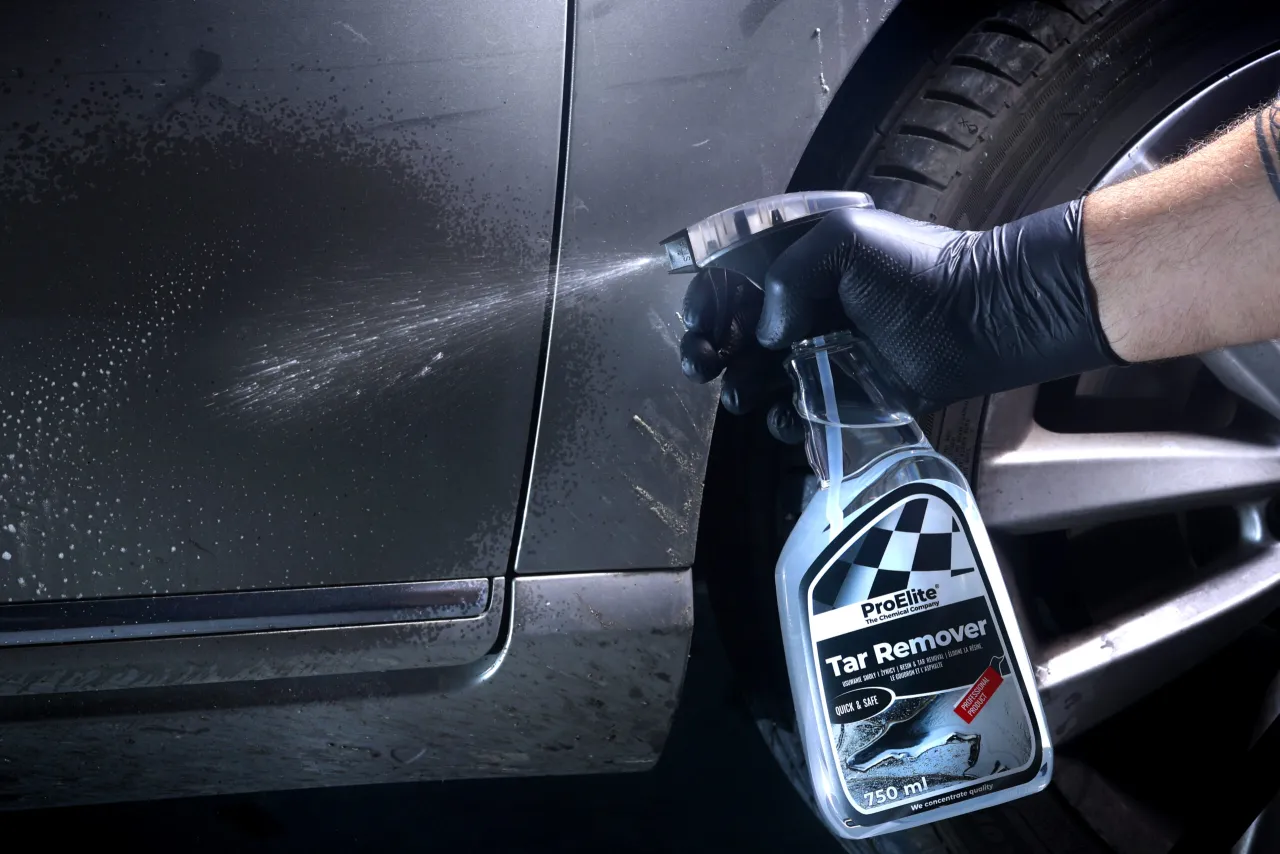 Mycie samochodu przed usuwaniem asfaltu